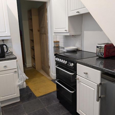 Apartment With Outside Patio And Car Space 杜伦 外观 照片