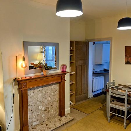 Apartment With Outside Patio And Car Space 杜伦 外观 照片