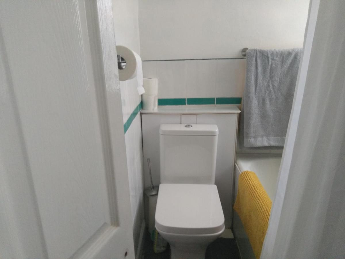 Apartment With Outside Patio And Car Space 杜伦 外观 照片
