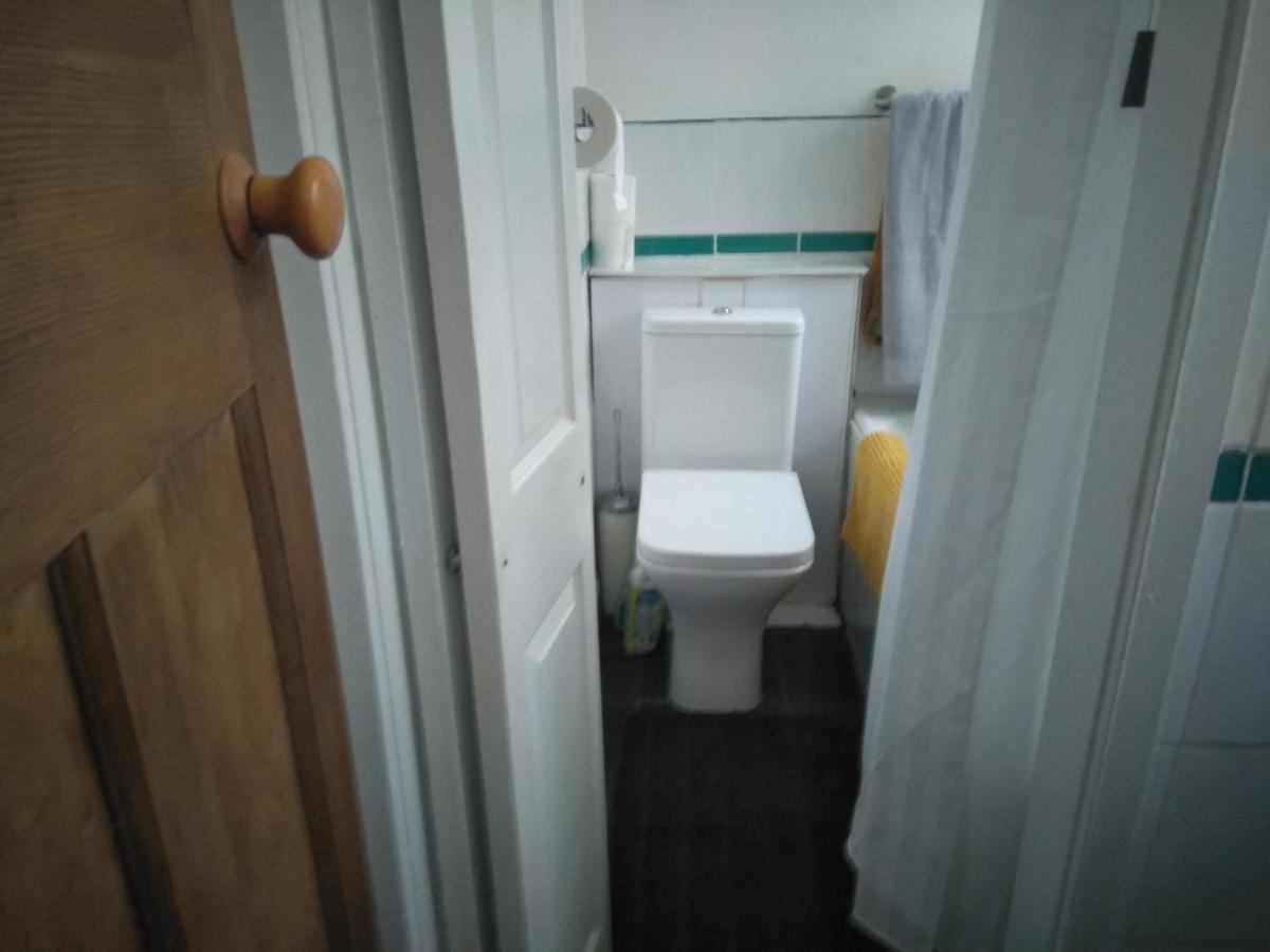 Apartment With Outside Patio And Car Space 杜伦 外观 照片