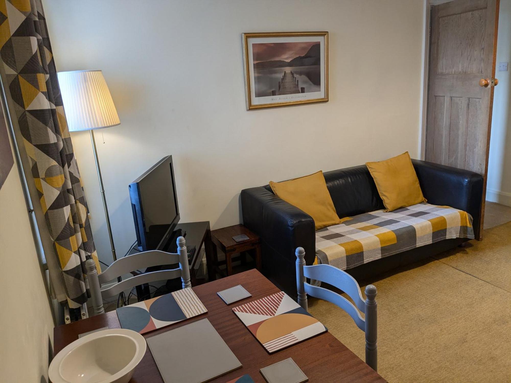 Apartment With Outside Patio And Car Space 杜伦 外观 照片