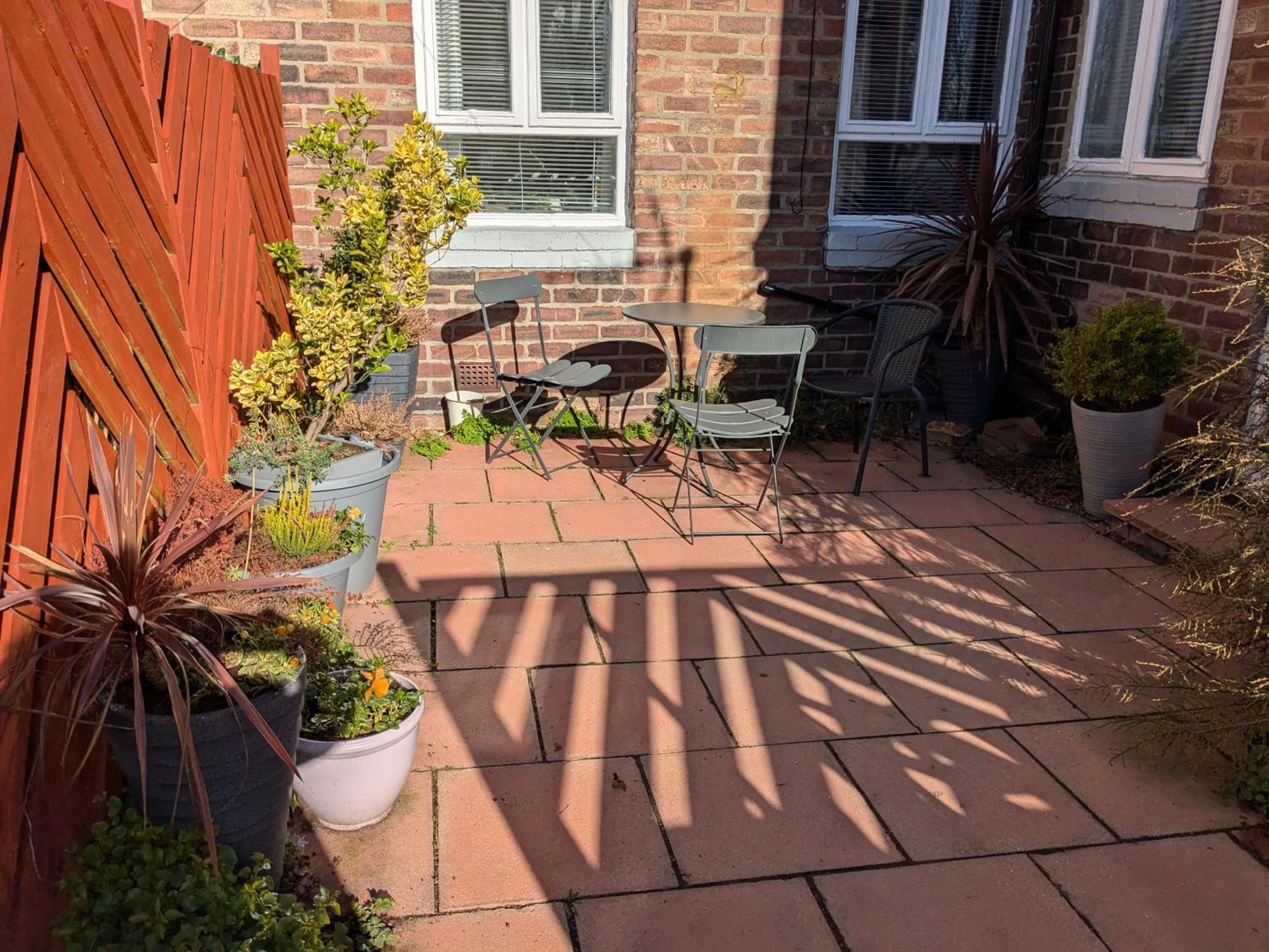 Apartment With Outside Patio And Car Space 杜伦 外观 照片
