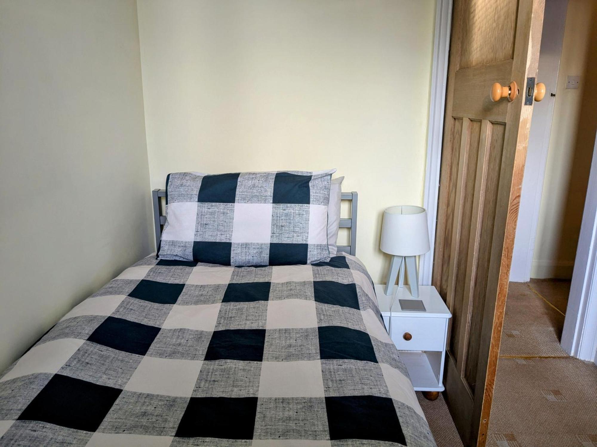 Apartment With Outside Patio And Car Space 杜伦 外观 照片