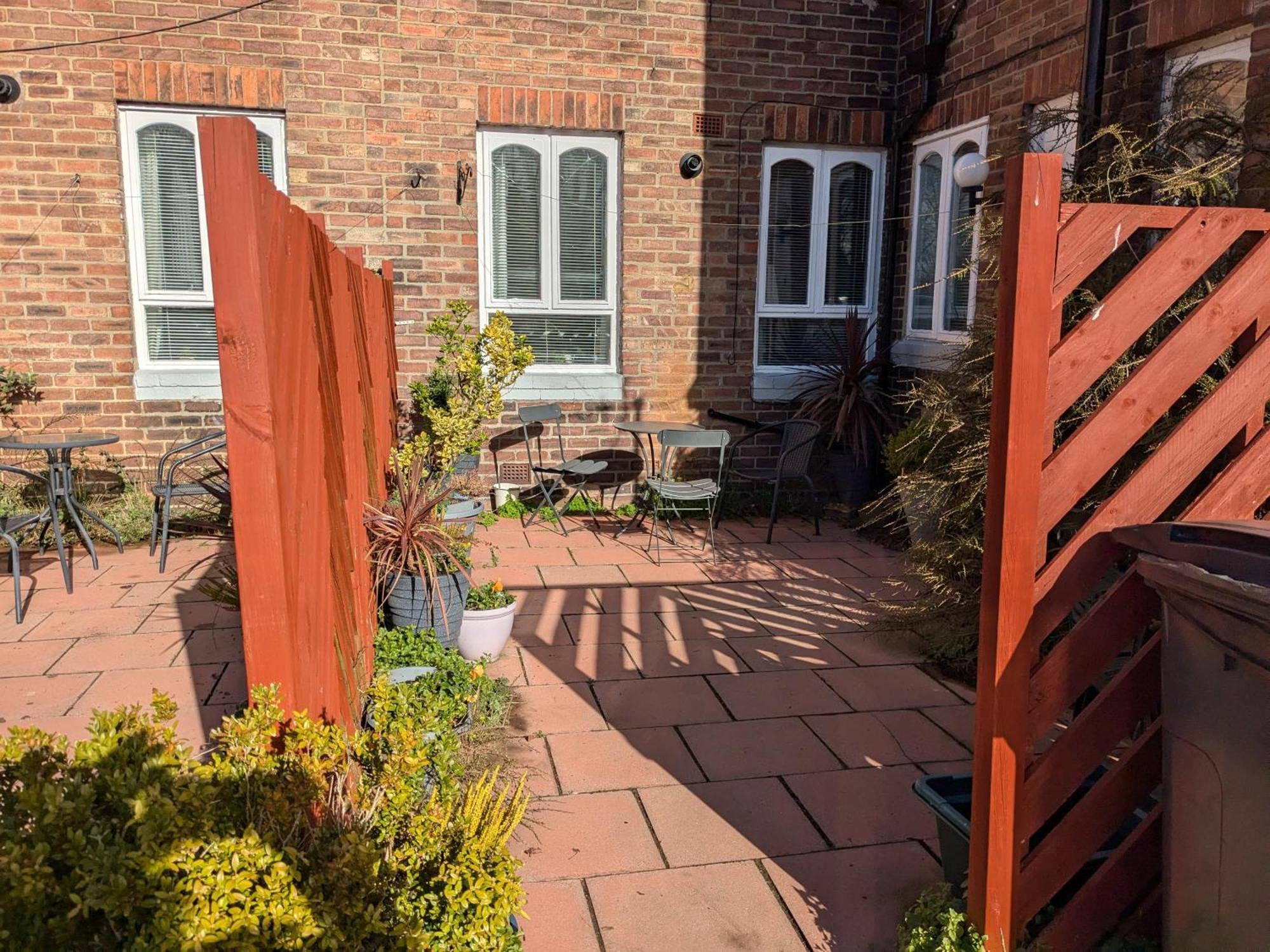 Apartment With Outside Patio And Car Space 杜伦 外观 照片