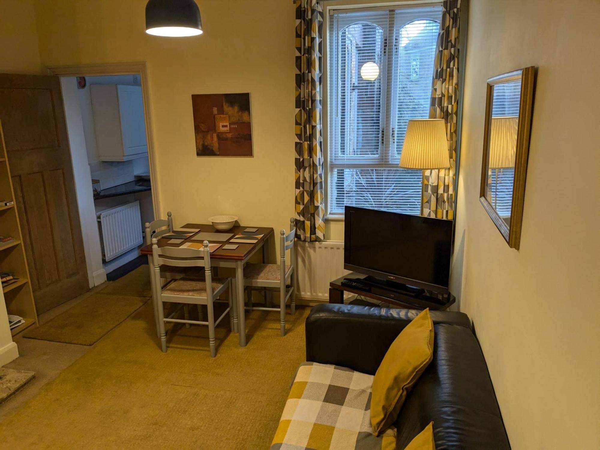 Apartment With Outside Patio And Car Space 杜伦 外观 照片