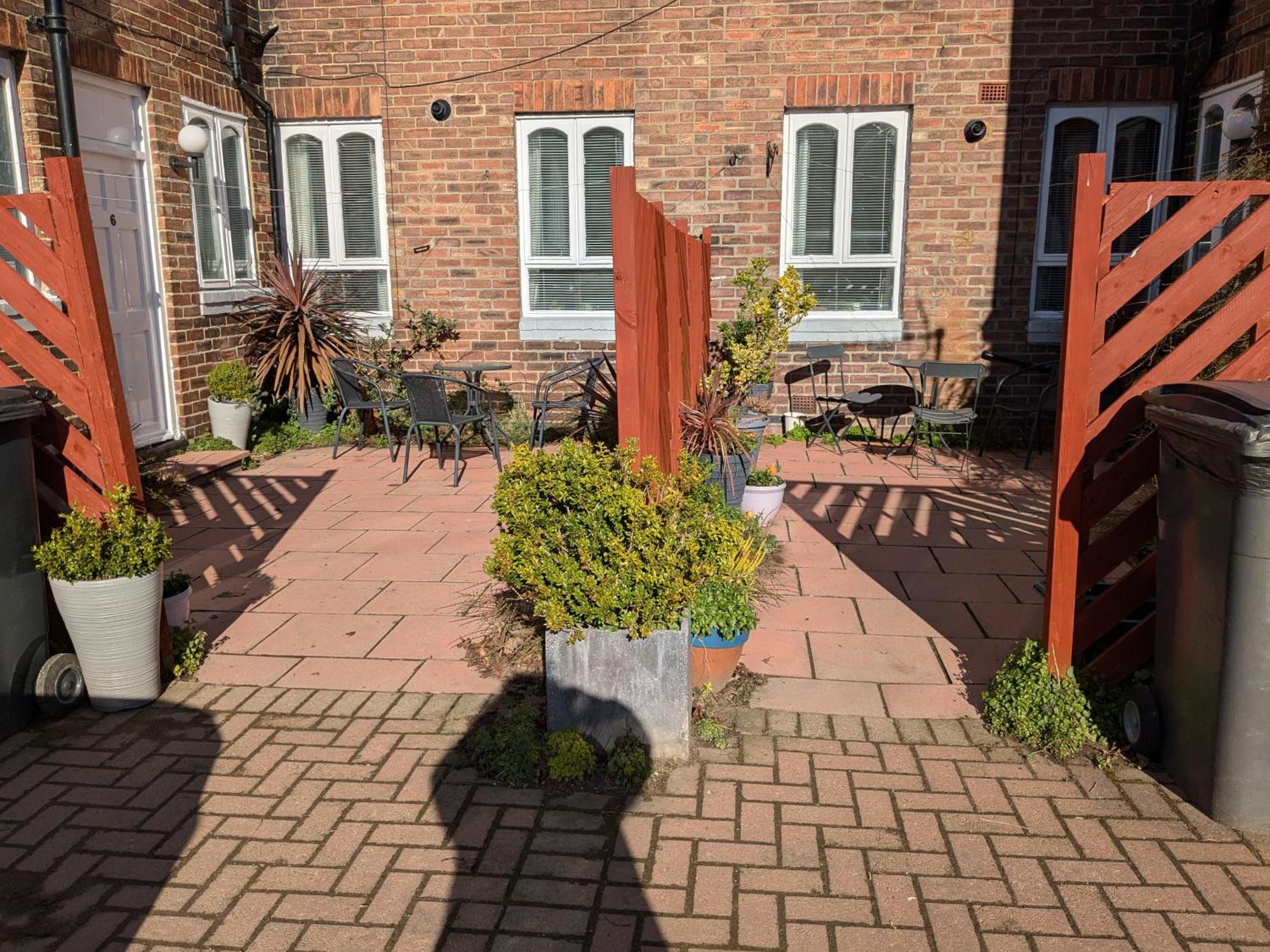 Apartment With Outside Patio And Car Space 杜伦 外观 照片
